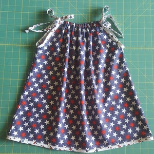 4th of July Star Pillowcase dress, Patriotic Red, White &Blue Toddler Pillowcase Dress, 18 months, 2T, 3T, 4T, 5T. Arco de hombro de sesgo.