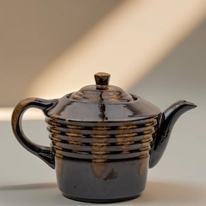 Dunkelbraune, gerippte Keramik-Teekanne – reaktive Tropfglasur