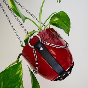 Colgador de plantas de cuero y cadena Hellbent - Colgador de plantas alternativo - Soporte de cadena para plantas - Soporte de cuero para plantas - Se adapta a maceteros de 4" a 6"