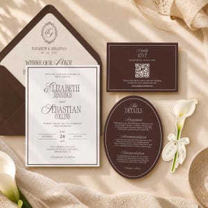 Op de afbeelding: Een trouwkaartenset bestaande uit een rechthoekige uitnodiging, een donkerbruine envelop met monogram, een RSVP-kaart met QR-code, een ovale detailkaart en een uitgesneden calla lelie met de namen Elizabeth Jennings en Sebastian Collins.