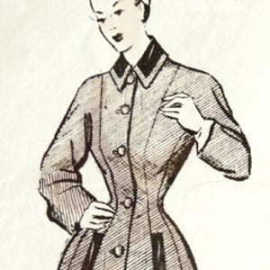 Puede incluir: Un dibujo en blanco y negro de una mujer con un vestido de manga larga con cuello y botones en la parte delantera. El vestido tiene un corpiño ajustado y una falda completa.