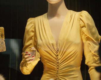 1946 potato peel gold long dress. Gathered front line and sleeves, V neckline and sweep train