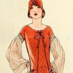 Peut inclure: Une robe rouge avec un nœud au niveau du décolleté et de longues manches bouffantes. La robe a un corsage ajusté et une jupe ample. Le mannequin porte un chapeau rouge avec un nœud sur le dessus.
