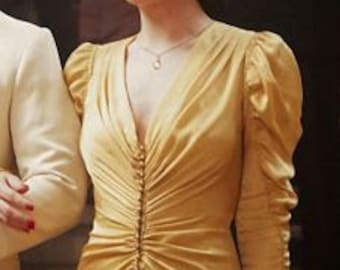 1946 potato peel gold long dress. Gathered front line and sleeves, V neckline and sweep train