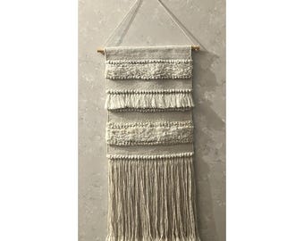 Arazzo da parete in tessuto intrecciato con trama, stile boho, con lunghe frange e bastoncino di legno.