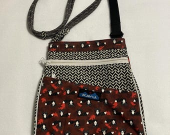 Kavu Canvas Keepalong Crossbody Purse Raccoon and Leaf Print 4 Pockets Retired