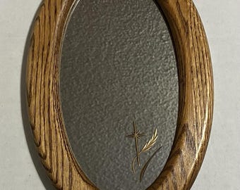 Espejo antiguo ovalado pequeño con marco de roble, cruz cristiana de la Cosecha de Almas y tallos de trigo