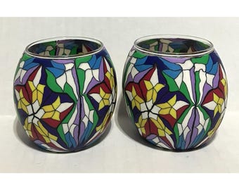 Conjunto de 2 castiçais vintage Tiffany de Natal "Ao Redor do Mundo" em vidro com pintura decorativa.