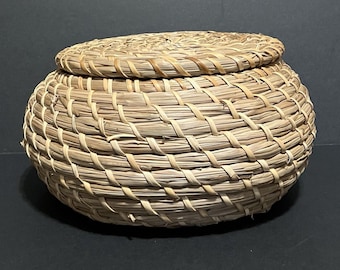 Hand Woven Decorative Seagrass Wicker Storage Basket Container w Lid 7.5” X 4”