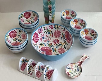 Conjunto vintage de tigelas grandes de melamina para salada, 6 tigelas com pé, copos combinando e outros itens diversos, 18 peças.
