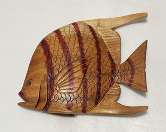 Escultura vintage de pez ángel de madera tallada a mano, estilo costero náutico tropical.