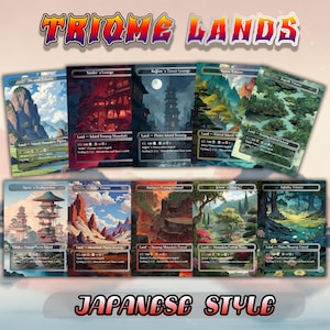 Könnte beinhalten: Eine Sammlung von neun Fantasy-Art-Karten mit dem Text "TRIOME LANDS" und "JAPANESE STYLE". Jede Karte zeigt einzigartige Landschaftskunst, darunter Berge, Wälder und Gebäude. Die Karten sind für ein Sammelkartenspiel konzipiert.