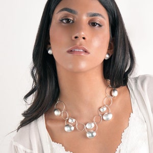 Subtilt statement silverhalsband för kvinnor, unikt kort halsband i silver med organisk design, hantverksmässigt silverhalsband med texturerat element