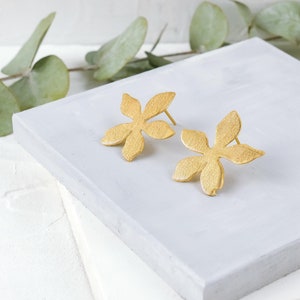 Gold Flower Stud Earring, Gold Flower Earring, Flower Post Earring, Minimal Stud Earring, Gold Post Earring, Gold Earring, Delicate Earring