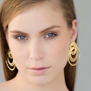 Gouden statementoorbel, statementoorbel, nageloorbel, gouden nageloorbel, statementoorbel, gouden stiftoorbel, grote nageloorbel