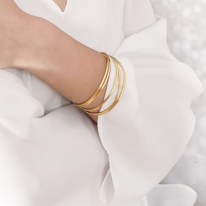 Bracciale rigido in oro, bracciale rigido in filo metallico, bracciale rigido importante, bracciale rigido in oro minimalista, bracciale rigido in oro urbano, bracciale rigido in oro grande, bracciale rigido in oro