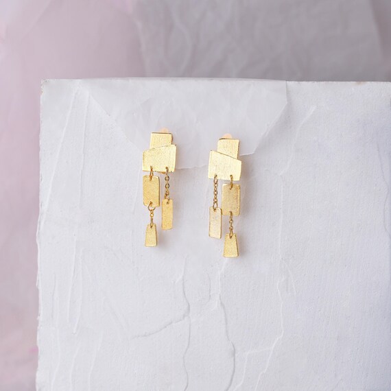 Gold Clip On Chandelier Earring, Gold Geometric Dangling Clip On, Cascading Ear Clip, Golden Drop Clip-On, Statement Gold Rectangle Ear-Clip
