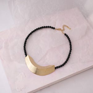 Einzigartige Gold Bib Halskette, Gold und schwarze Perlen Kurze Halskette, Statement Kleopatra Halskette, Geometrische Gold Choker, Moderne Kragenhalskette
