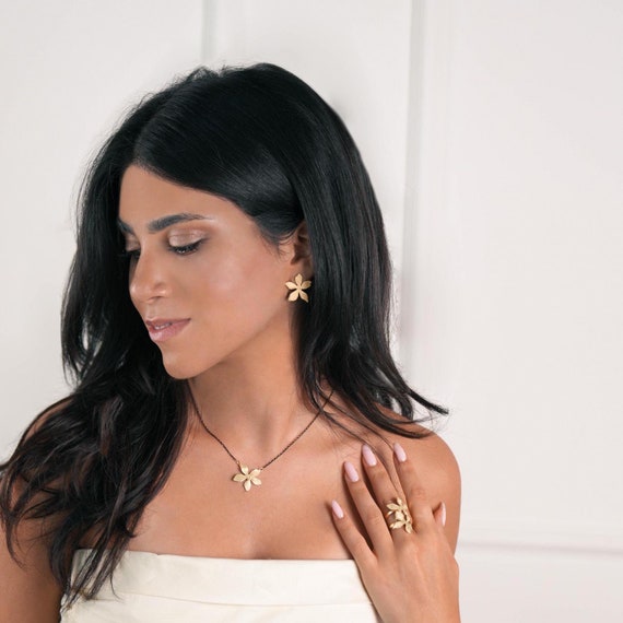 Silhouette flower stud earrings in Gold or Silver