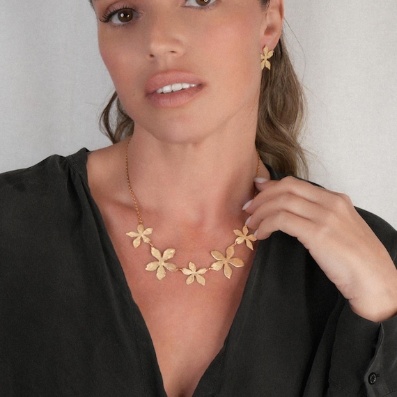 Gold Flower Chain Necklace for Women, Lovely Delicate Botanical Inspired Choler, Cascading Star Floral Short Bib Necklace