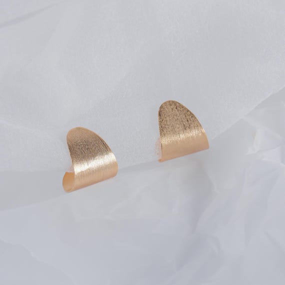 Gold Half Hoop Stud Earrings, Chic and Modern Everyday Earrings for Women, Minimal Gold Studs, Elegant and Simplistic Golden Earrings