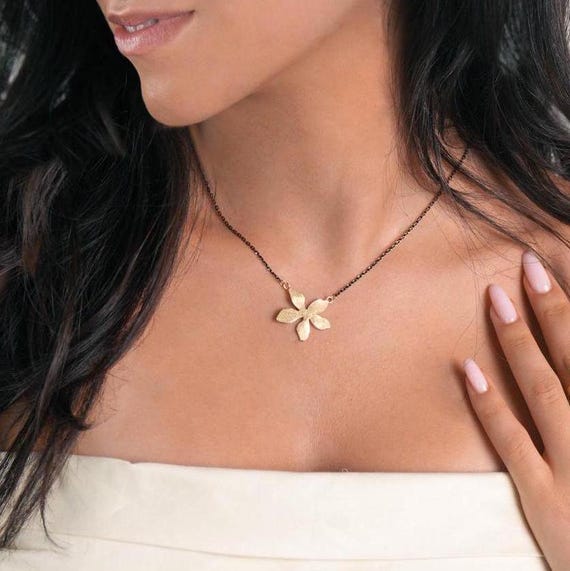 Simple Flower Pendant Necklace, Minimal Flower Silhouette Necklace, Black and Gold Flower Pendant, Chic Flower Inspired Charming Necklace