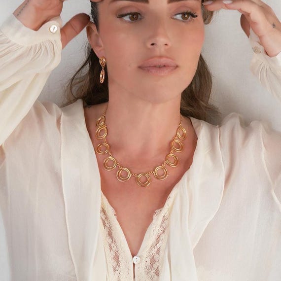 洗練された幾何学模様のゴールドネックレス、ゴールデンサークルビブ