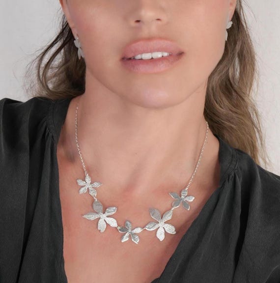 Modern Flower Silhouette Choker Necklace, Short Silver Floral Chain, Modern Silver Flower Collar Necklace, Silver Flower Bib Necklace