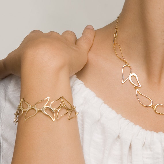 Gold Teardrop Bracelet, Delicate Gold Bracelet, Golden Drop Bracelet, Gold Drop Bracelet, Delicate Gold Leaf Bracelet, Gold Paisley Bracelet