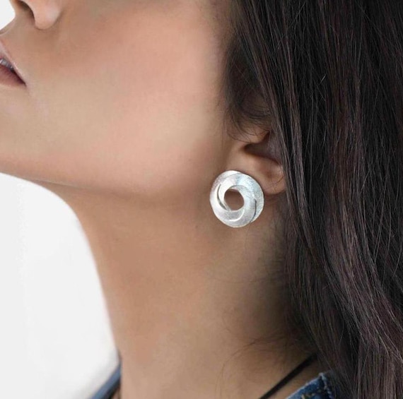 Silver Circle Stud Earring, Intertwined Circle Earrings in Silver, Endless Circle Coin Earring, Unique Knot Circle Stud, Silver Post Earring