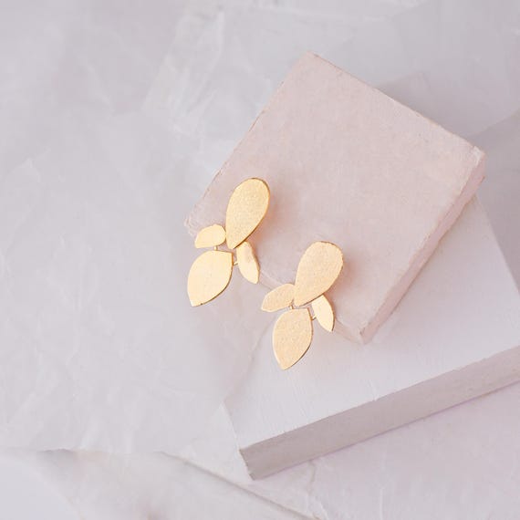 Medium Gold Drop Stud Earring, Geometric Gold Dangling Stud, Modern Golden Dangle Earring, Gold Dangle Stud Earrings, Minimalist Floral Stud