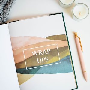 K&ouml;nnte beinhalten: Ein offenes Notizbuch mit gr&uuml;nem Einband und einem Aquarell-Design auf der Innenseite. Das Design zeigt abstrakte Formen in Braun-, Gr&uuml;n- und Blaut&ouml;nen. Der Text "WRAP UPS" ist in Wei&szlig; auf der Seite geschrieben.