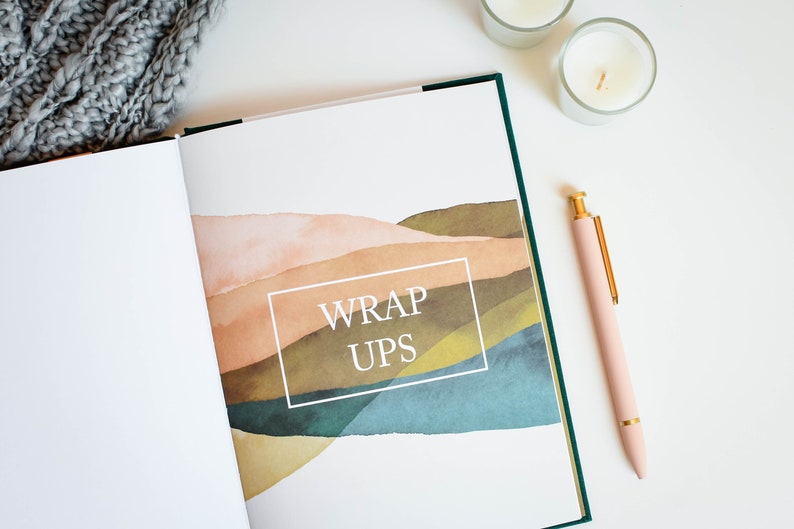 K&ouml;nnte beinhalten: Ein offenes Notizbuch mit gr&uuml;nem Einband und einem Aquarell-Design auf der Innenseite. Das Design zeigt abstrakte Formen in Braun-, Gr&uuml;n- und Blaut&ouml;nen. Der Text "WRAP UPS" ist in Wei&szlig; auf der Seite geschrieben.