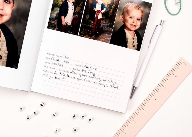 K&ouml;nnte beinhalten: Eine wei&szlig;e Seite mit handschriftlichen Notizen &uuml;ber den ersten Schultag eines Kindes. Die Notizen beinhalten den Namen des Kindes, Titus, das Datum, Oktober 2015, die Klasse, Vorschule, die Schule, Wee Cove, die Lehrerin, Frau Amy, und das Lieblingsfach oder die Lieblingsaktivit&auml;t des Kindes, Malen und Bauen mit Spielzeug. Die Seite enth&auml;lt auch einen H&ouml;hepunkt: "Mit 3 1/2 Jahren ist dies dein erstes Mal in der Schule und du liebst es!"