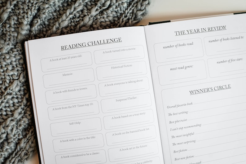K&ouml;nnte beinhalten: Eine Lesechallenge-Checkliste mit Aufforderungen wie "Ein Buch, das mindestens 20 Jahre alt ist" und "Ein Buch, das verfilmt wurde". Die Checkliste befindet sich auf einer wei&szlig;en Seite mit schwarzem Text. Die Seite ist auf einen Abschnitt mit dem Titel "Das Jahr im R&uuml;ckblick" ge&ouml;ffnet, mit Aufforderungen f&uuml;r "Anzahl der gelesenen B&uuml;cher", "meistgelesenes Genre" und "Anzahl der Sterne".