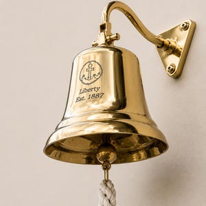 Personalisierte Schiffsglocke aus massivem Messing, nautische Türklingel, individuell gravierte Gartenglocke (mit Seilzug)