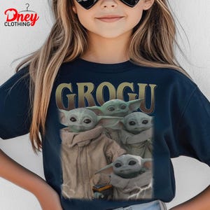 K&ouml;nnte beinhalten: Eine wei&szlig;e Keramik-Tasse mit schwarzem Henkel und dem Text "But First, Coffee" in fetter, schwarzer Schrift. Die Tasse steht vor einem neutralen Hintergrund, der ihr schlichtes Design hervorhebt.