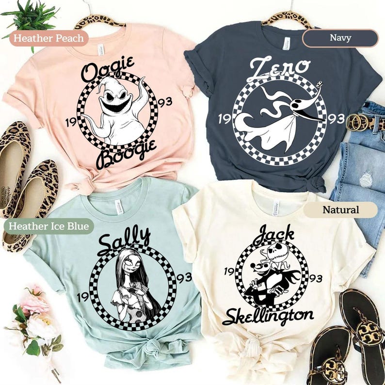 Pu&ograve; includere: Quattro magliette a maniche corte nei colori pesca m&eacute;lange, blu navy, azzurro ghiaccio m&eacute;lange e naturale. Ogni maglietta presenta una cornice circolare a scacchi bianchi e neri con un personaggio, il suo nome e l'anno 1993 stampati.