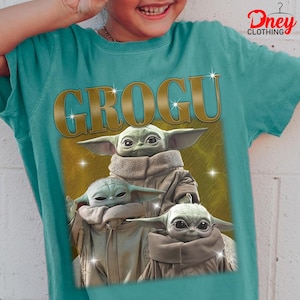 K&ouml;nnte beinhalten: Rustikales Holzschild mit dem Text "Welcome to our home" in handschriftlichem Stil. Das Schild hat eine Used-Optik und ein schlichtes, einladendes Design, perfekt f&uuml;r eine Veranda oder einen Eingangsbereich.