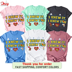 Puede incluir: Seis camisetas de manga corta en rosa, verde claro, gris oscuro, azul, blanco y malva. Cada camiseta presenta el texto "I KNEW IT, I KNEW YOU" en amarillo, un coraz&oacute;n rojo con "TS", una bota de vaquero marr&oacute;n, una bola azul y nubes.