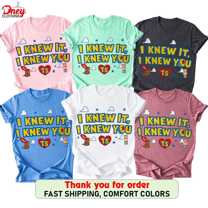 Puede incluir: Seis camisetas de manga corta en rosa, verde claro, gris oscuro, azul, blanco y malva. Cada camiseta presenta el texto "I KNEW IT, I KNEW YOU" en amarillo, un coraz&oacute;n rojo con "TS", una bota de vaquero marr&oacute;n, una bola azul y nubes.
