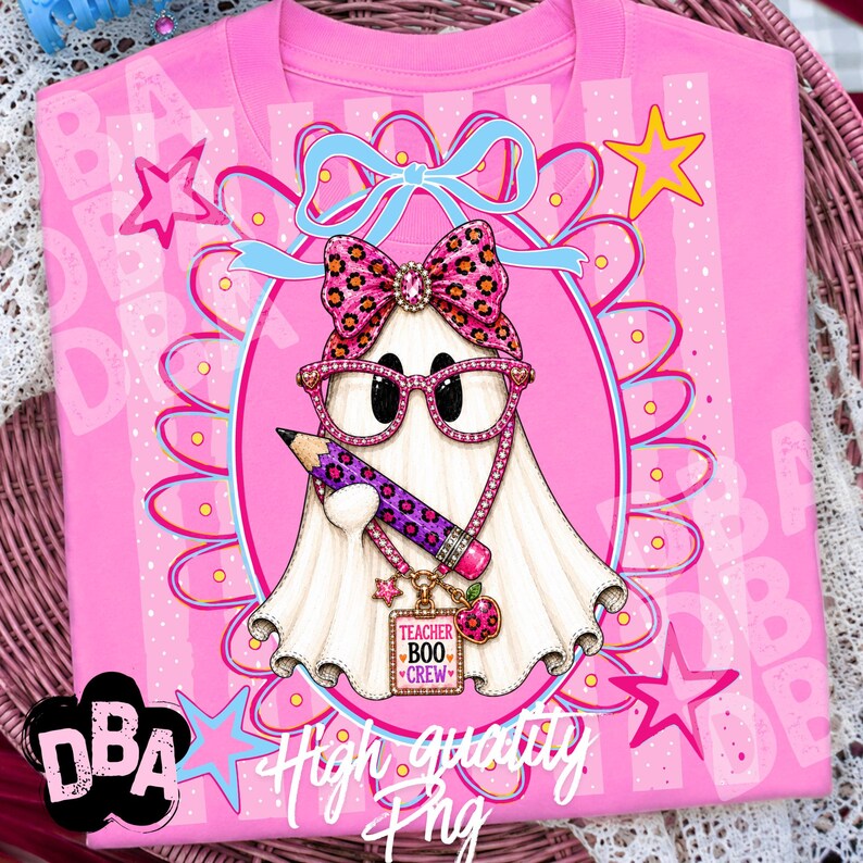 Puede incluir: Una camiseta rosa brillante con una ilustraci&oacute;n de un fantasma blanco que lleva gafas de leopardo rosa y un lazo a juego. El fantasma sostiene un l&aacute;piz morado y lleva un collar con un dije de manzana y una etiqueta que dice Teacher Boo Crew.