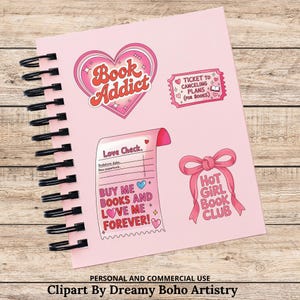 Op de afbeelding: Een roze spiraalgebonden notitieboek met diverse stickers met boeken als thema. Stickers zijn onder meer een hart met "Book Addict", een ticket met "Ticket to Canceling Plans (For Books)", een "Love Check"-lijst en een strik met "Hot Girl Book Club".