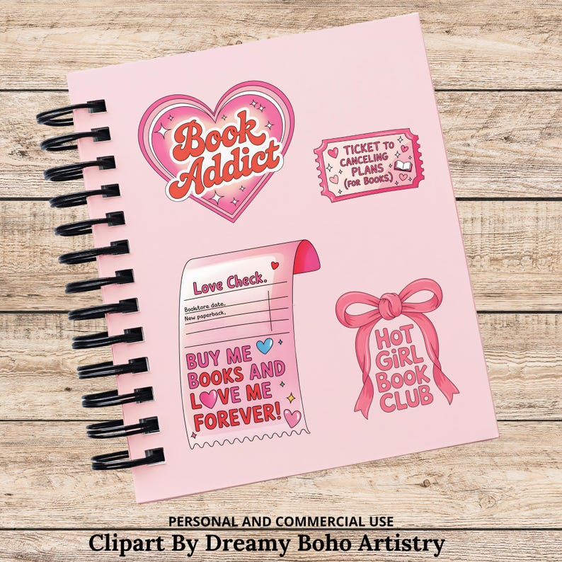 Op de afbeelding: Een roze spiraalgebonden notitieboek met diverse stickers met boeken als thema. Stickers zijn onder meer een hart met "Book Addict", een ticket met "Ticket to Canceling Plans (For Books)", een "Love Check"-lijst en een strik met "Hot Girl Book Club".
