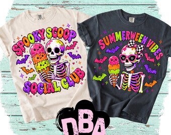 Puede incluir: Dos camisetas, una color crema y otra gris oscuro, cada una con un gráfico colorido de un esqueleto sosteniendo un cono de helado. La camiseta crema dice SPOOKY SCOOP SOCIAL CLUB, mientras que la gris oscuro dice SUMMERWEEN VIBES, rodeadas de murciélagos.