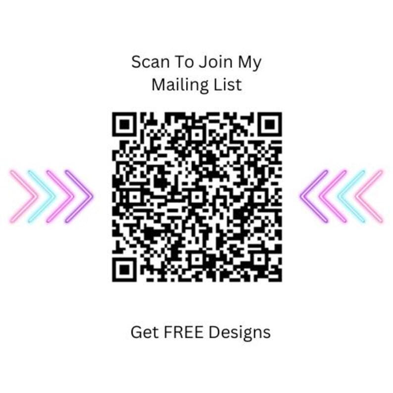 Puede incluir: Fondo blanco con un c&oacute;digo QR en blanco y negro en el centro. El texto "Scan To Join My Mailing List" est&aacute; encima del c&oacute;digo QR. Debajo del c&oacute;digo QR est&aacute; el texto "Get FREE Designs". Flechas rosas y azules a ambos lados del c&oacute;digo QR.