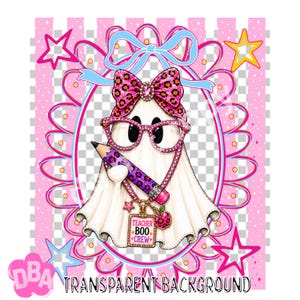Puede incluir: Una ilustraci&oacute;n de un fantasma blanco con gafas de estampado de leopardo rosa y un lazo a juego, sosteniendo un l&aacute;piz morado. Un dije dorado cuelga del l&aacute;piz con el texto TEACHER BOO CREW y una peque&ntilde;a manzana. El dise&ntilde;o est&aacute; enmarcado por un borde festoneado rosa.