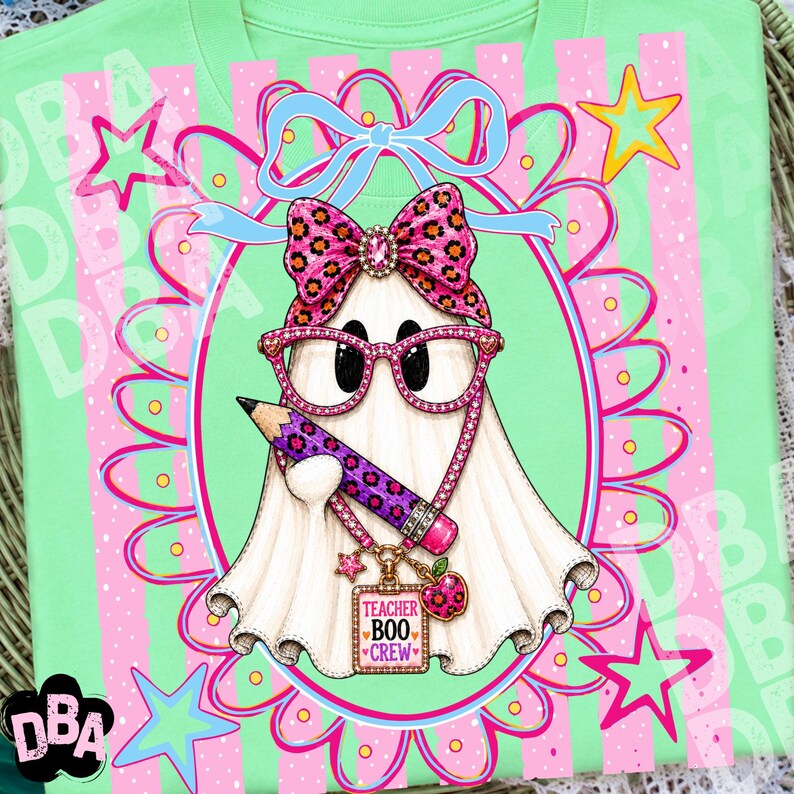 Puede incluir: Una camiseta verde claro con un gr&aacute;fico central de un fantasma blanco con gafas de estampado de leopardo rosa y un lazo a juego. El fantasma sostiene un l&aacute;piz morado y lleva un collar con una etiqueta que dice TEACHER BOO CREW.