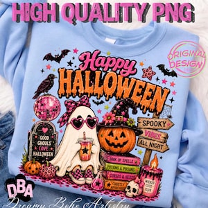 Op de afbeelding: Een lichtblauw sweatshirt met een grafische print met de tekst Happy Halloween, Good Ghouls Love Halloween, Spooky Vibes All Night, Book of Spells, Potions & Poisons, Curses & Hexes, Ghostly Adventures en Wicked Cute Club.