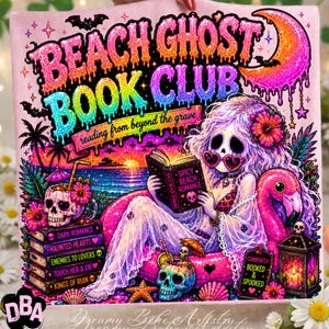 Puede incluir: Un dise&ntilde;o rosa de Beach Ghost Book Club con un esqueleto leyendo un libro titulado "Spicy Beach Romance". La imagen incluye un flotador de flamenco, c&oacute;cteles de calaveras y una pila de libros con t&iacute;tulos como "Dark Romance".